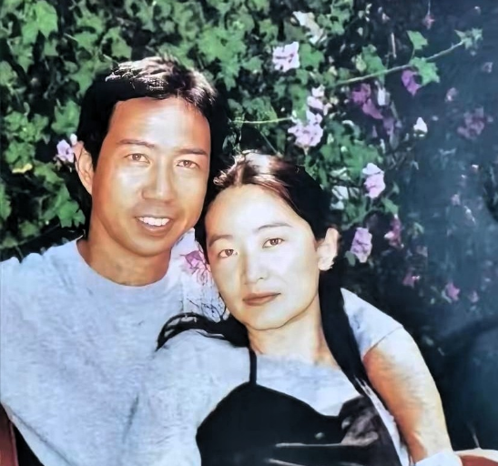 林青霞现在估计肠子都悔青了吧！她后悔的不是39岁嫁入豪门放弃事业，也不是两