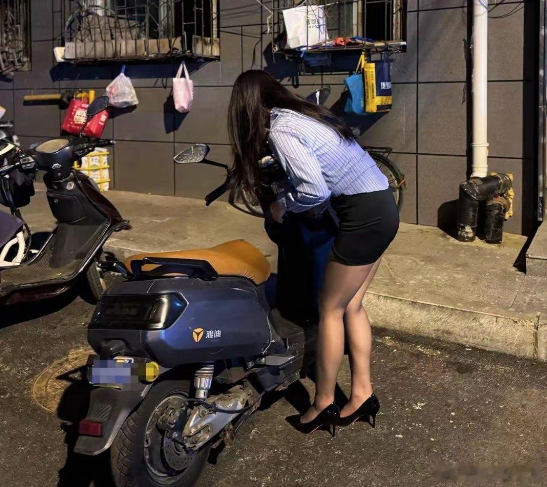 广州，夜晚的城中村，这也是在咱们国家，治安世界第一。这样是印度，穿成这样夜晚敢出