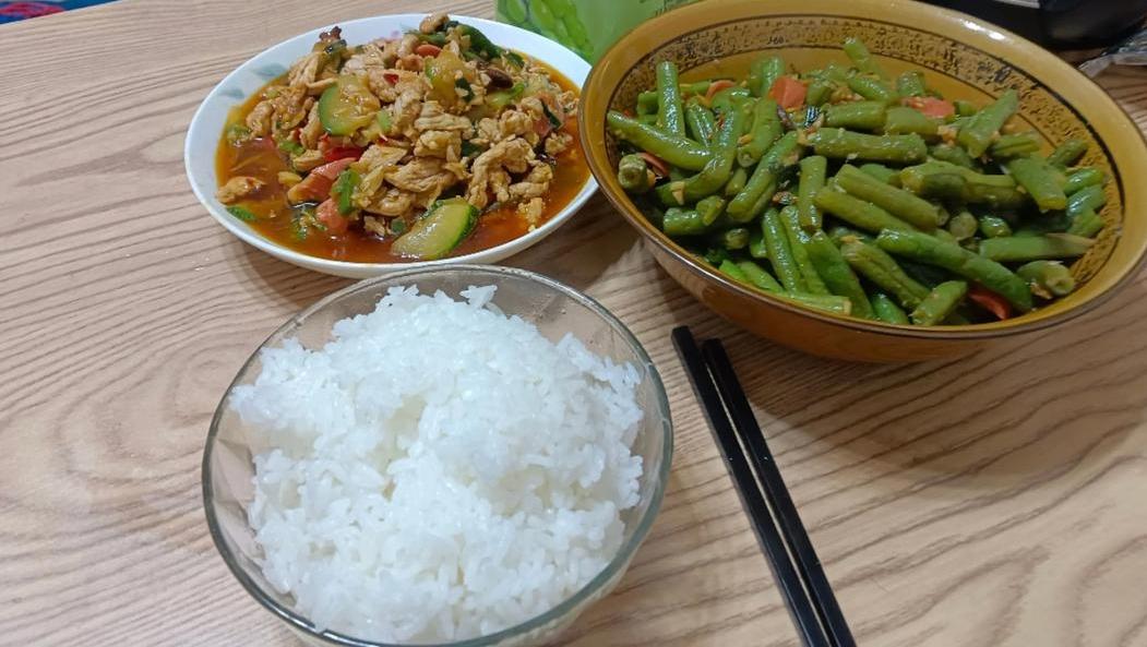 没有父母，没有丈夫，没有孩子。没有存款，没有房子，没有车子。一个人在上海打工，做