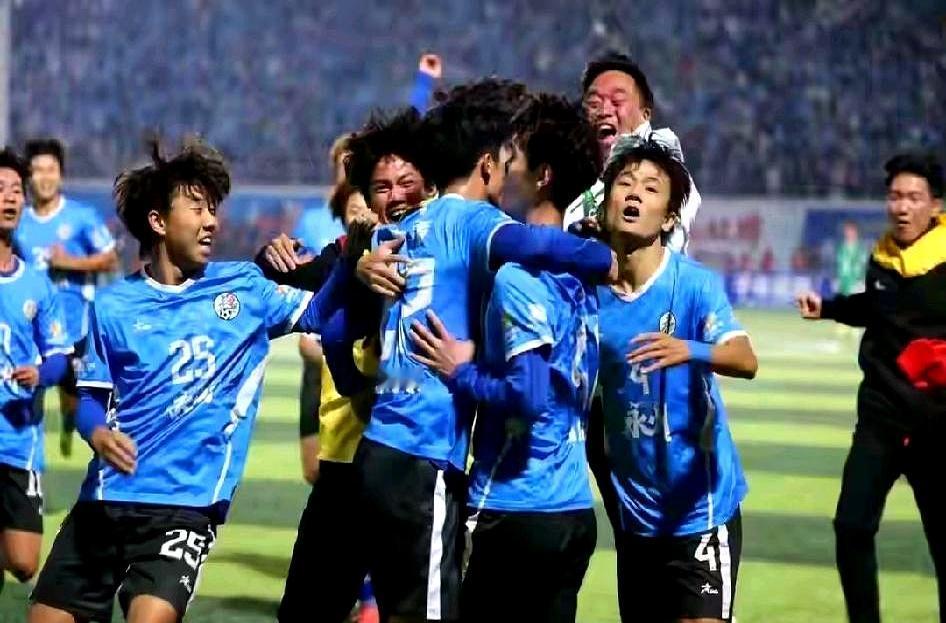 “发现没有，‘告发子’永州队特殊化，主客场都是蓝色球衣。”湘超14支球队