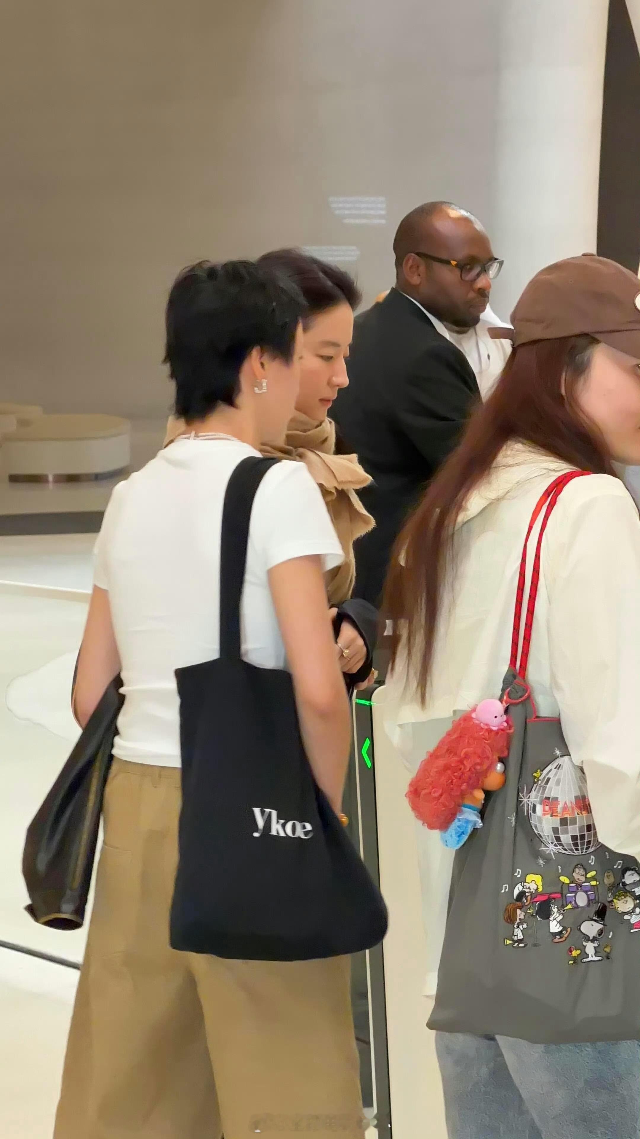 偶遇素颜的刘亦菲神仙姐姐素颜也照样能打