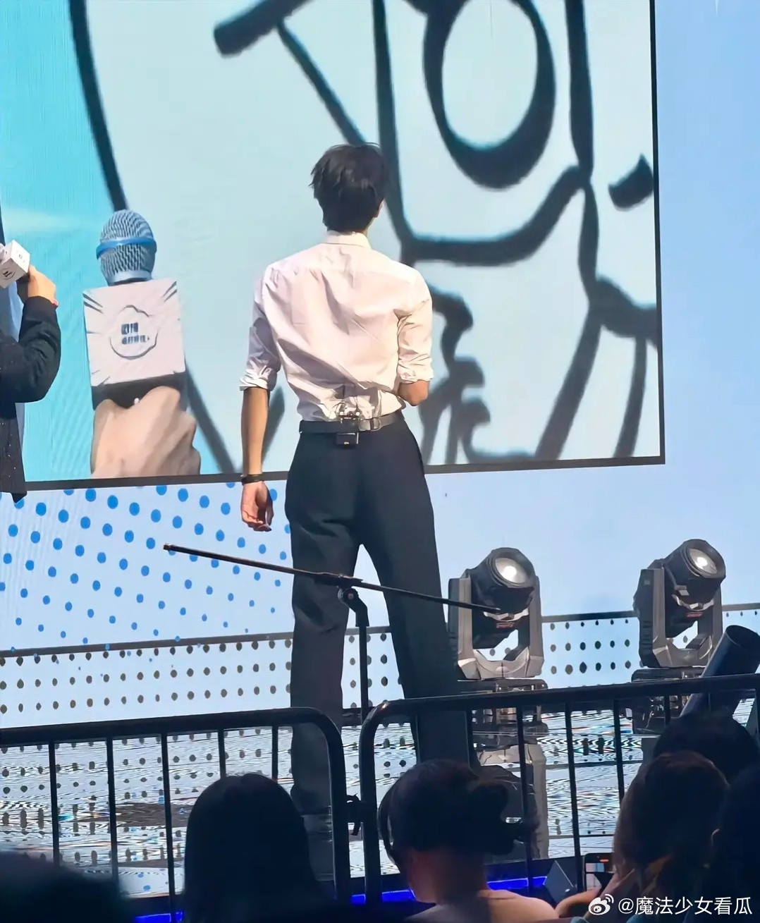 宋威龙简直就是纯天然天生丽质型浓眉大眼小头小脸宽肩窄腰大长腿又高又瘦二次元身材