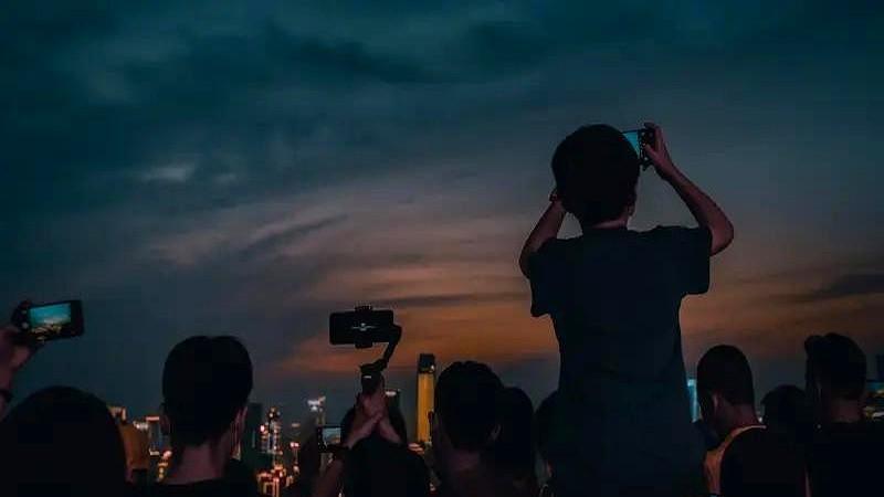 一句话看懂：观众一句话，票房翻几番。《奥本海默》豆瓣五万条长评，三成在讲原子