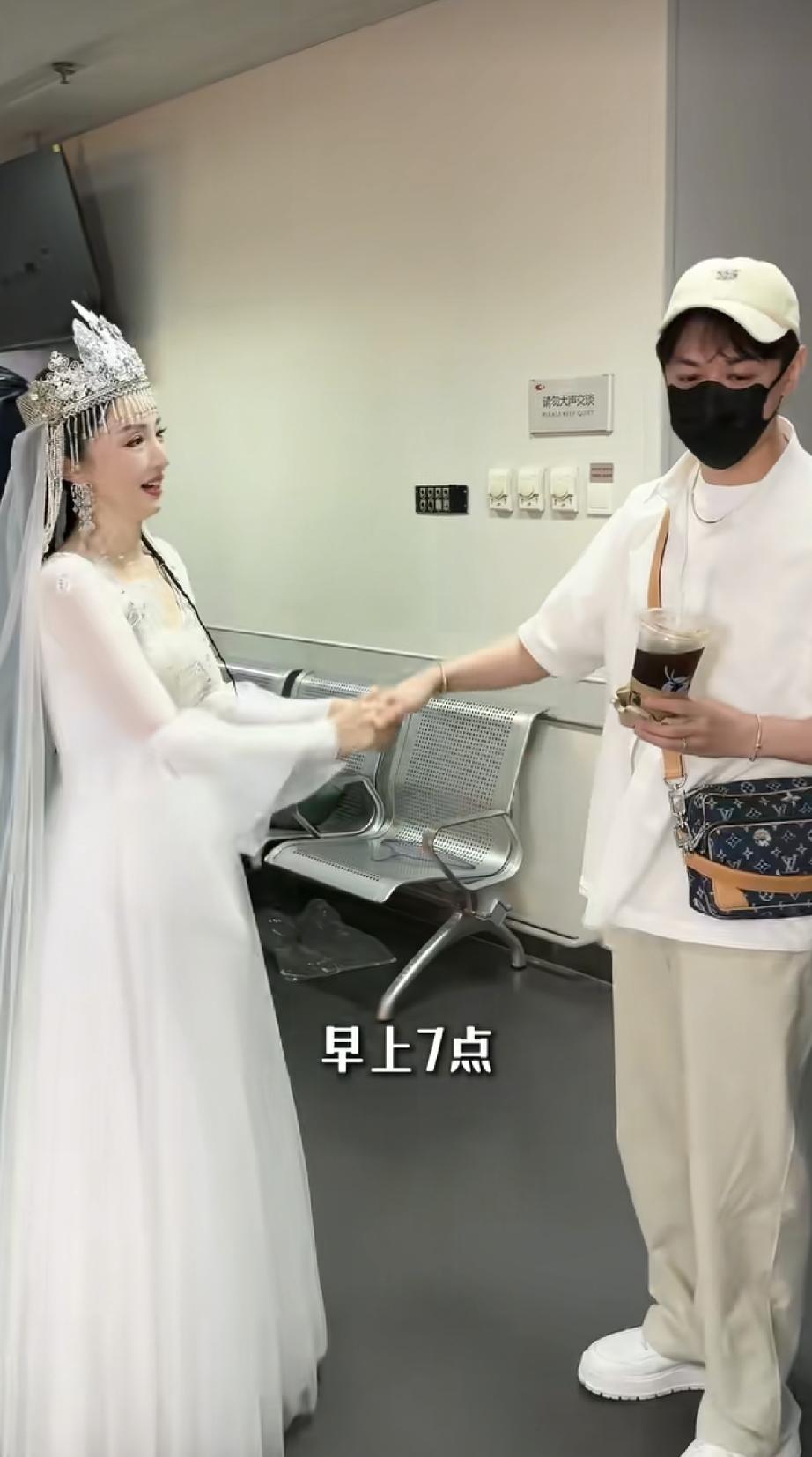 8月14日，董璇晒出张维伊探班其舞剧的视频，董璇双手拉着张维伊不肯松开好喜欢他，