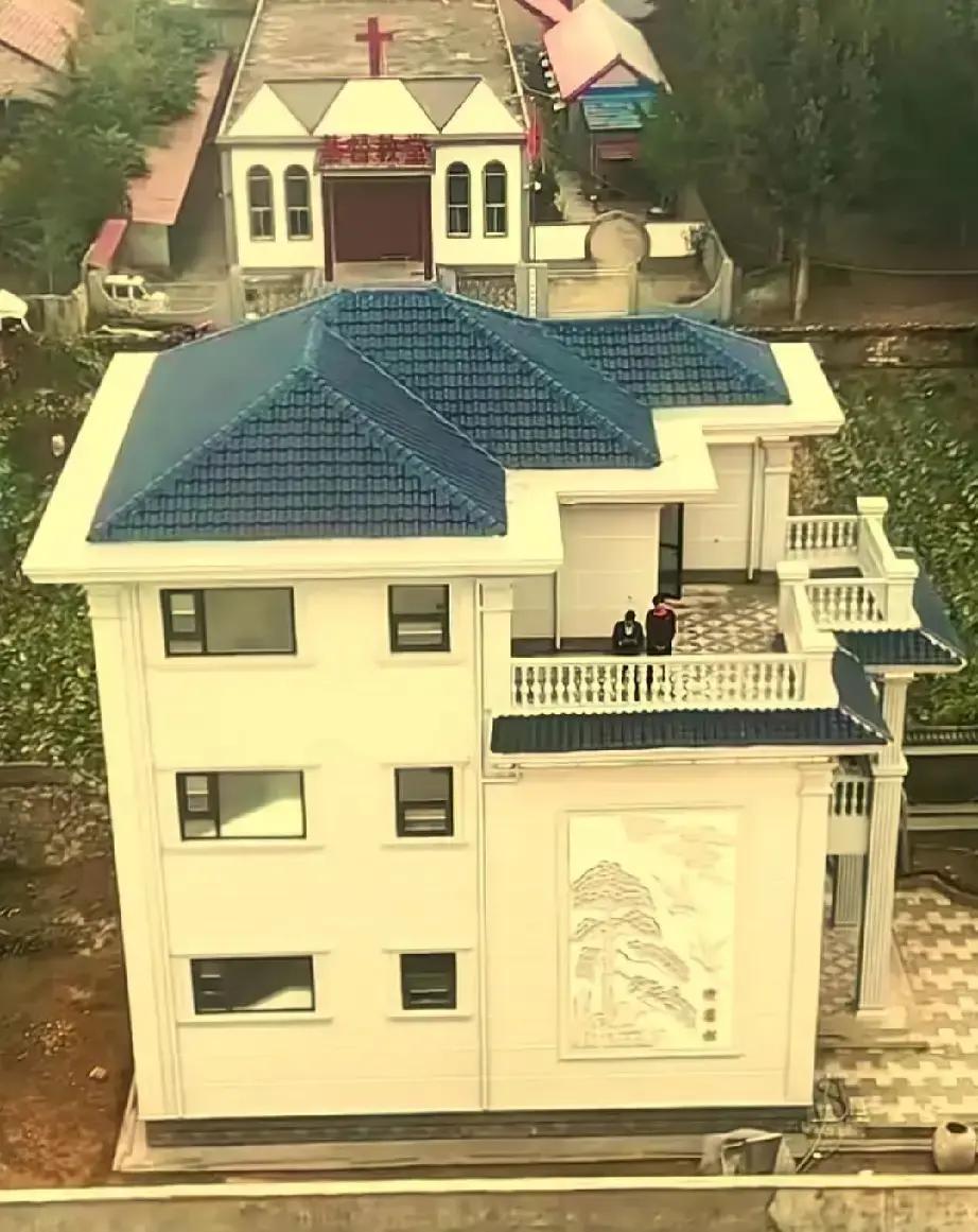 拉面哥又火了。这次不是三块钱拉面，是他家摊位前新摆的巨型拉面雕塑。十几米