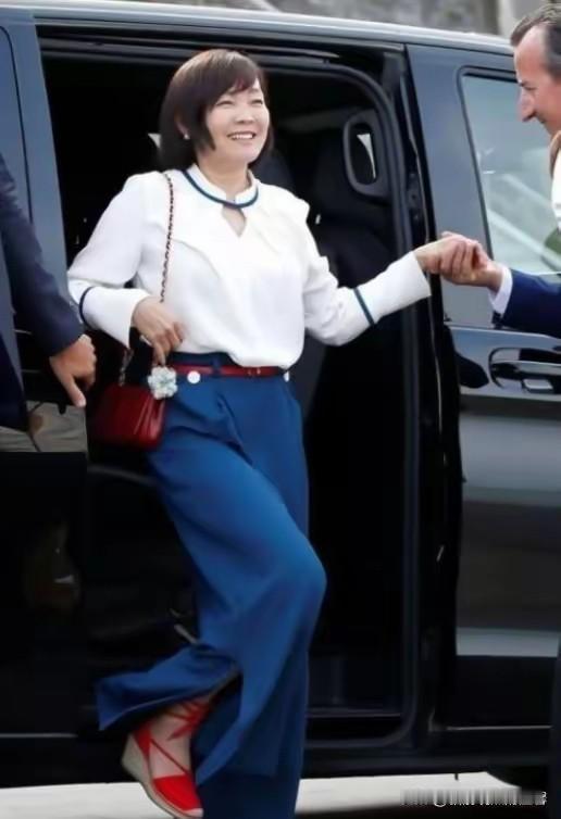 安倍估计要气活过来了。真的。他老婆安倍昭惠，在他走后，活得那叫一个风生水起。别的