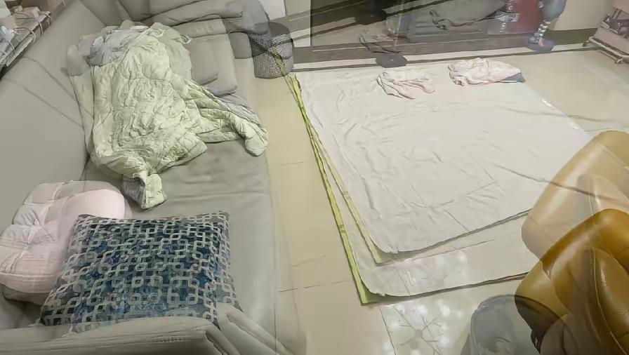 婆婆去儿子家送自己包的粽子，一进门就看见儿媳挺着7个月的大肚子和孩子一起躺在地板