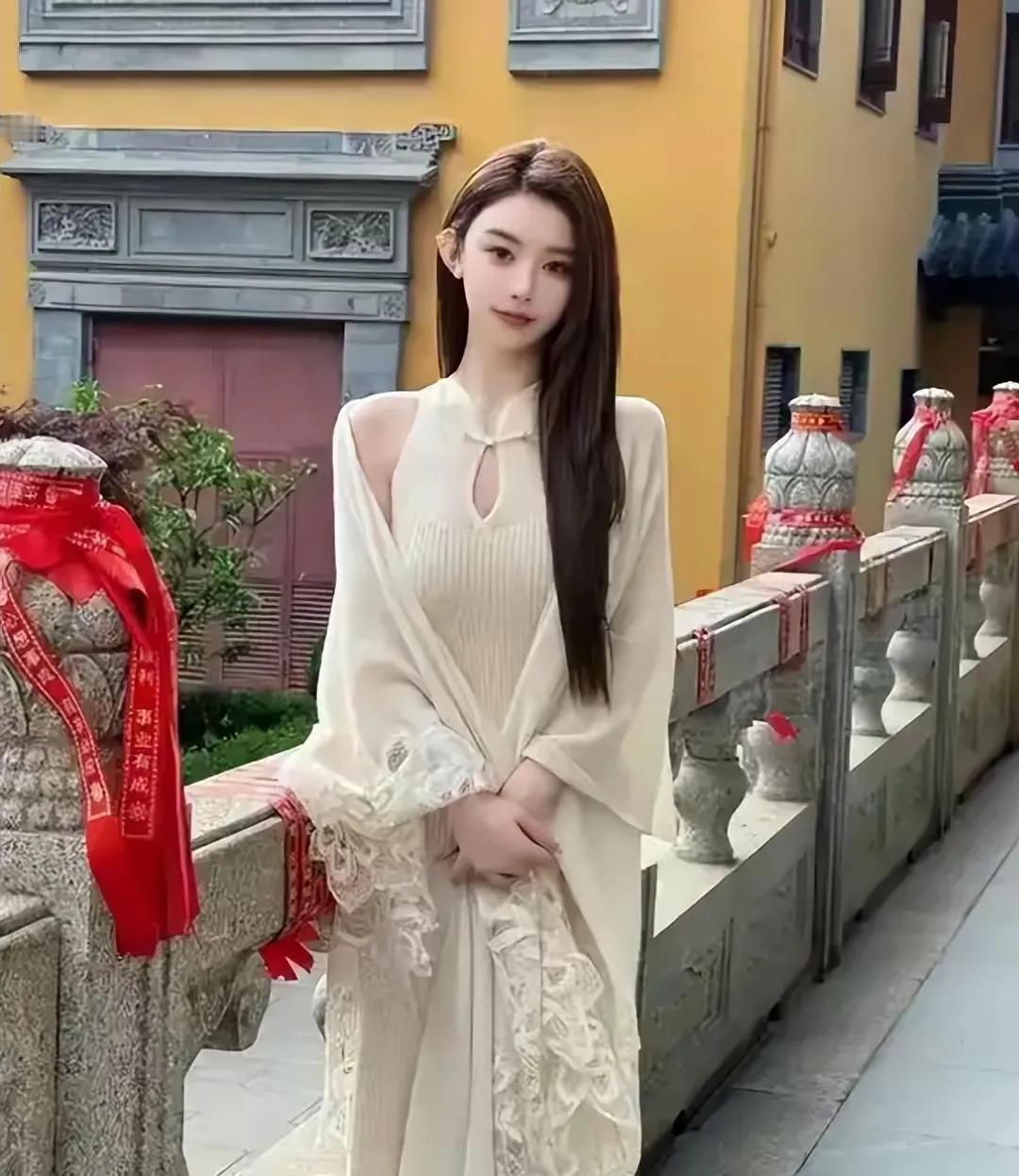 男人要是离婚，女人越找越小冯绍峰就验证了这个道理和新女友逛街被拍女方是中戏