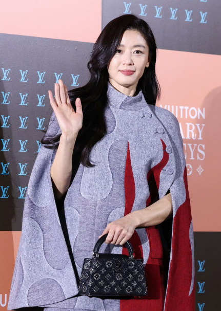 我能接受lisa站最中间的位置也能接受孔刘站最边上但真的不能接受全智贤也站在