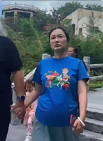 现在不少的年轻人不想结婚不想生孩子，逍遥自在独居生活惯了，再看看都75岁的张纪中