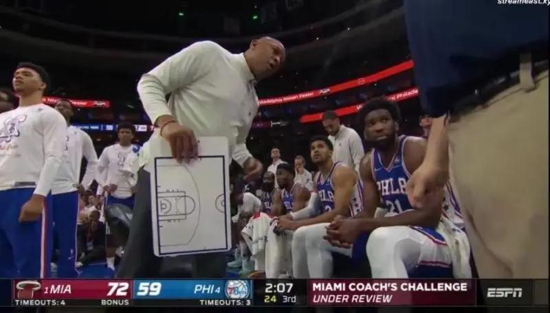 猪头里弗斯又一名场面。就在刚刚，要是字母哥不从里弗斯手里拿过战术板，亲自画战术