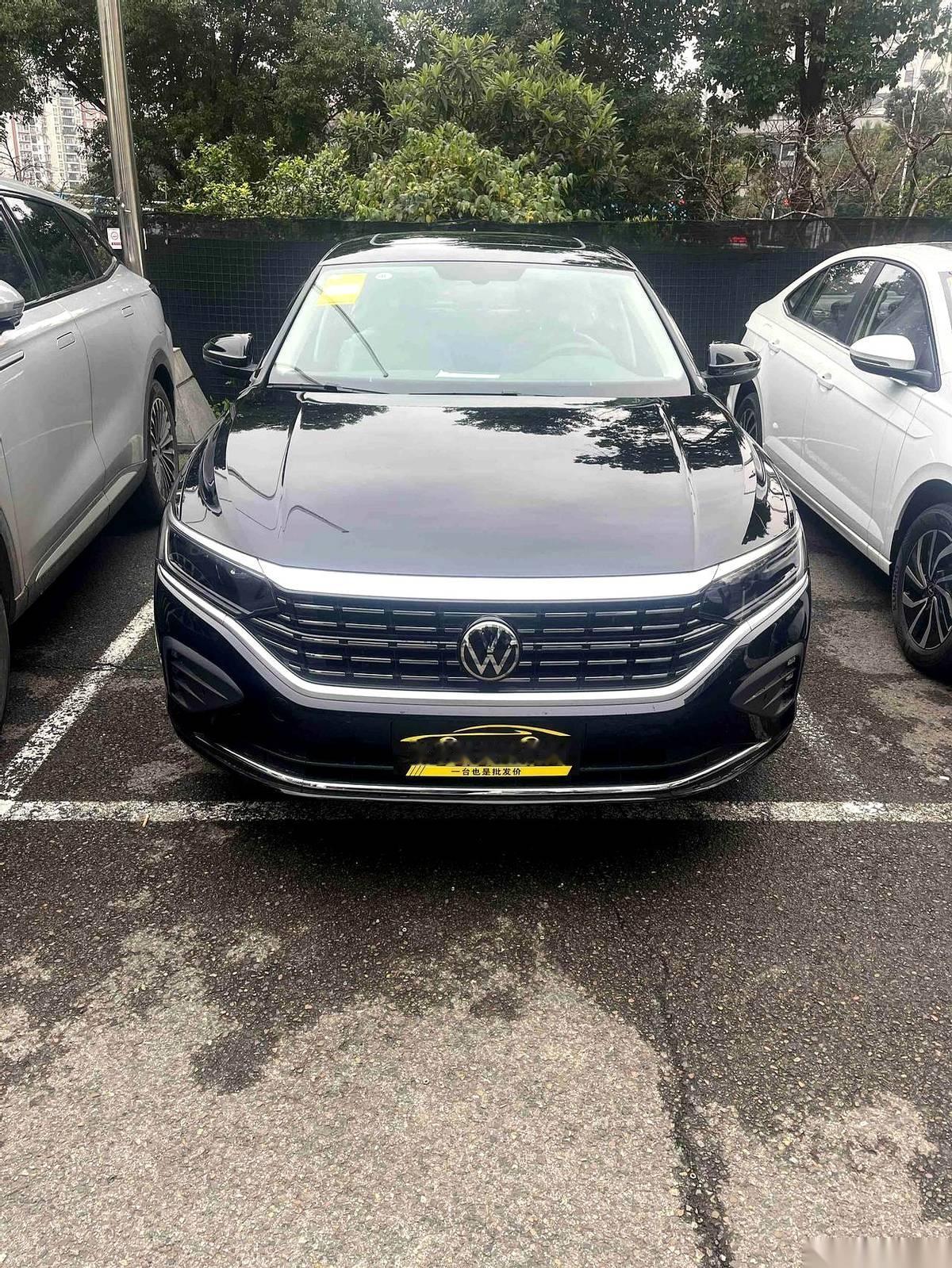 18万8的指导价，最后全办完15万6。销售把计算器摁得啪啪响，报完价，我俩对视