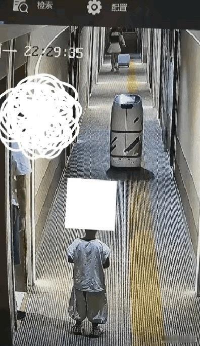 “太坏了”一家四口去旅游，晚上找好酒店后，男子和老婆就抱着二宝准备出门去吃饭，当