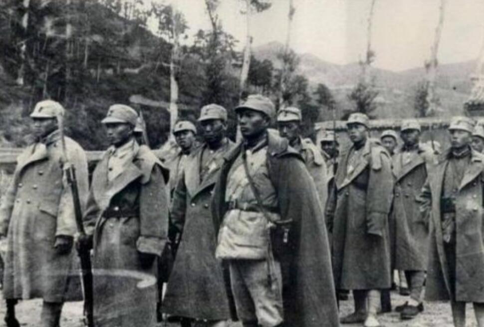 1937年深秋，杨成武站在雪地里看着山下的队伍：这个团有7000多人，怎么打怎么