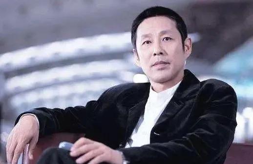 陈道明银发如霜诠释帝王孤傲：30年不接烂片的演员风骨，每一根白发都是演技的勋章