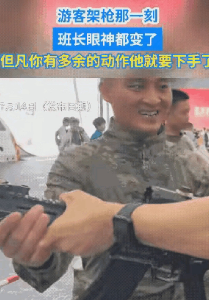 东舰开放日期间，混入一名可疑人员，疑似潜藏的美方特工。关键这家伙太招摇了！