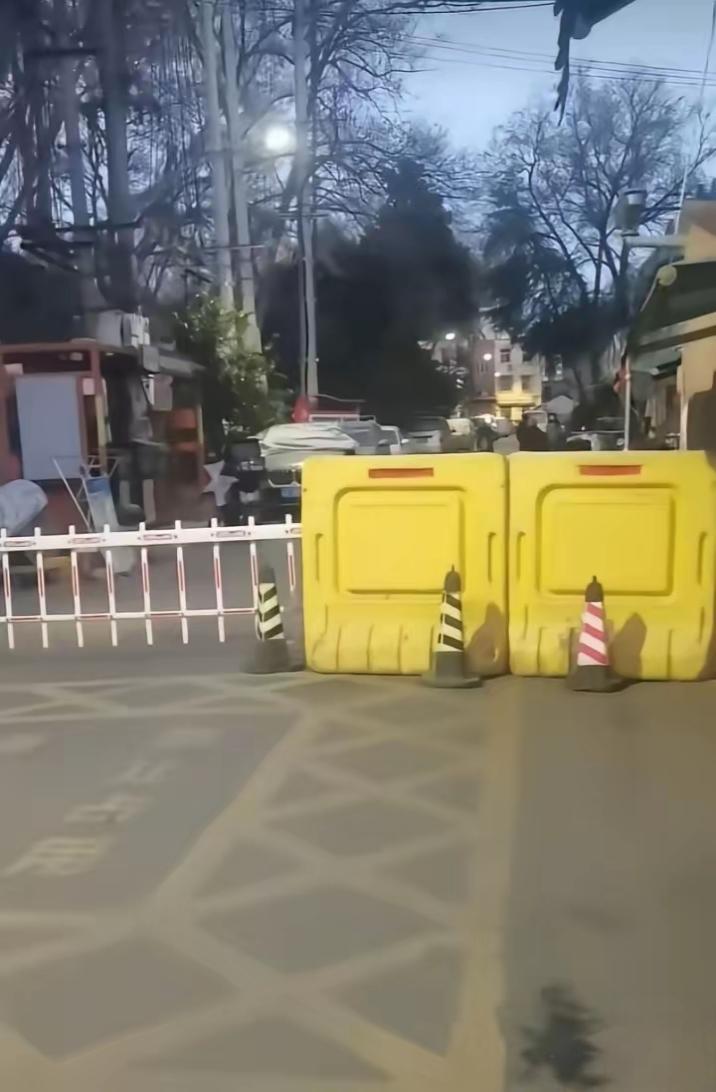 徐家老宅别墅被立上了警戒牌子！这几天徐家的民国老宅，成了左邻右舍特别关注的地方！