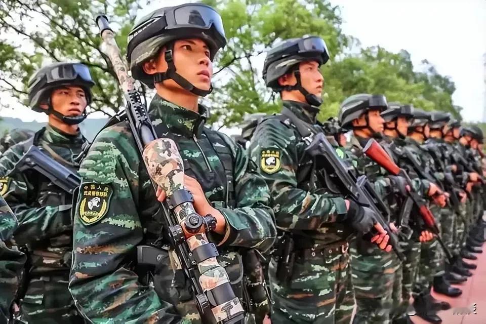 手里拿AK74的武警特战队员。某网络图片，一群穿着夏季虎斑迷彩的武警特战队员，前