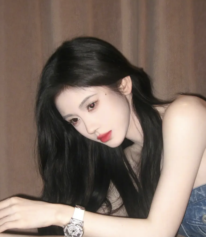 鞠婧祎晒照牛仔套装凸显卓越身型与肩颈线