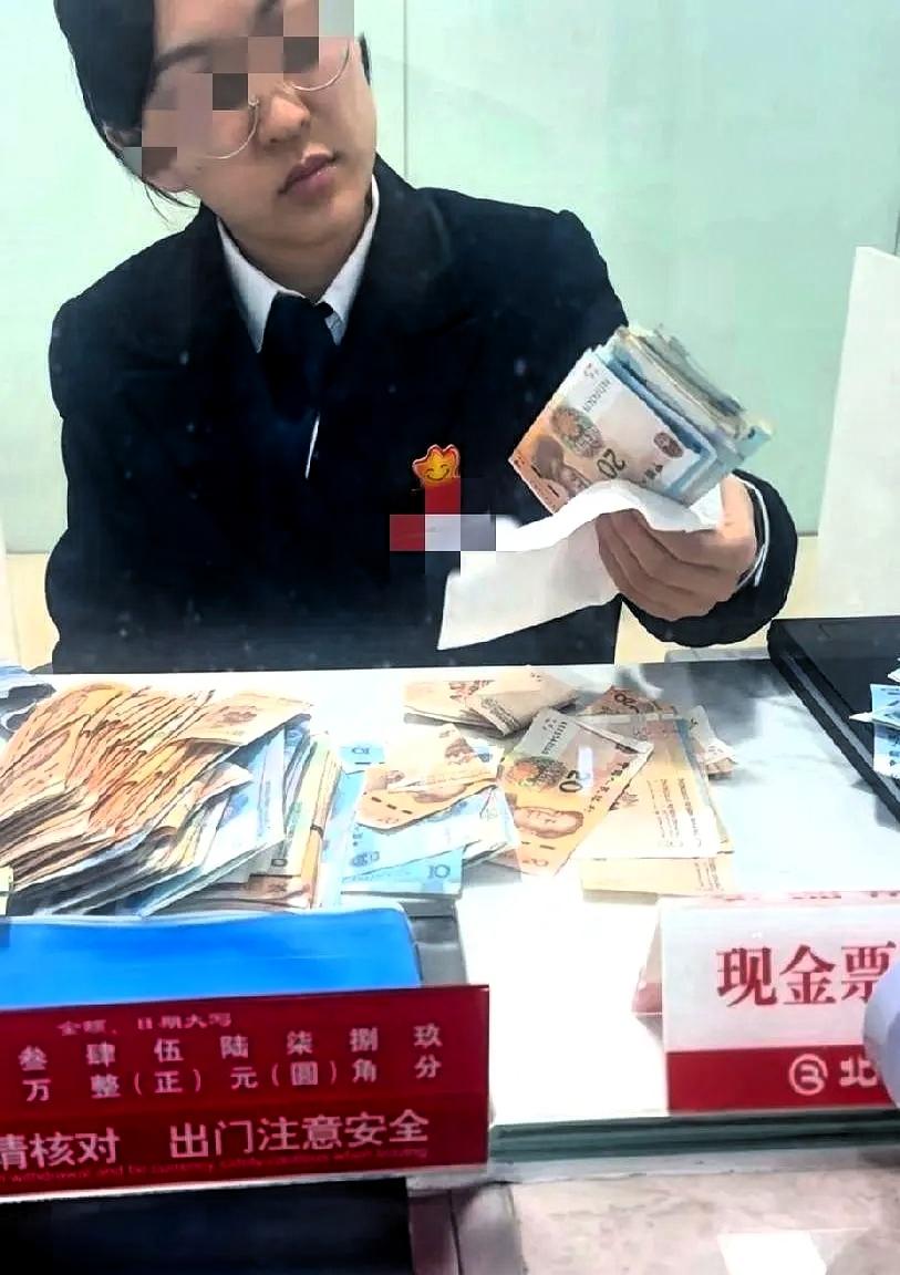 一张纸巾，把银行的体面撕开了柜台前那一幕，其实很短。最近一段银行柜台视频