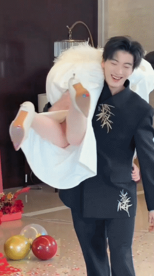 订婚，直接把老婆扛走。结婚