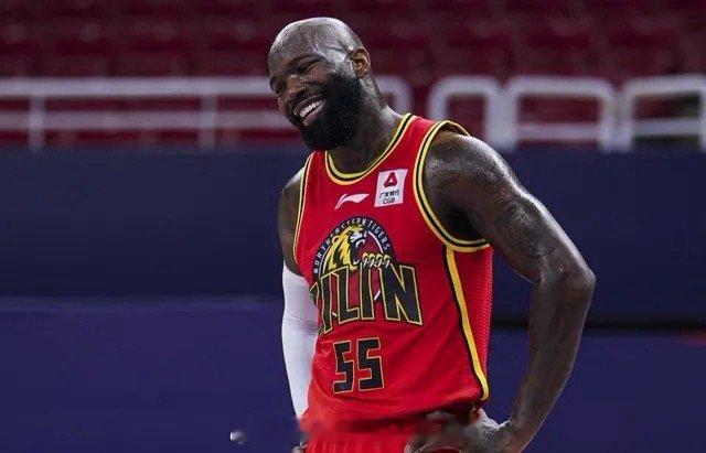 在中国联赛混迹多年的外援琼斯在社交媒体上发文：我看了CBA第一轮的比赛，真不觉得