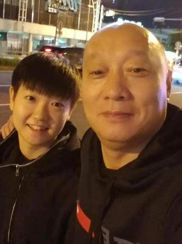 当年，杨广弟接到任务到女队选材，在100个苗子选手里，他看到了孙颖莎：“这孩子虽