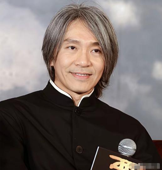主持人问周星驰:“为什么刘德华那么老了还叫华仔，而你叫星爷？”周星驰没有