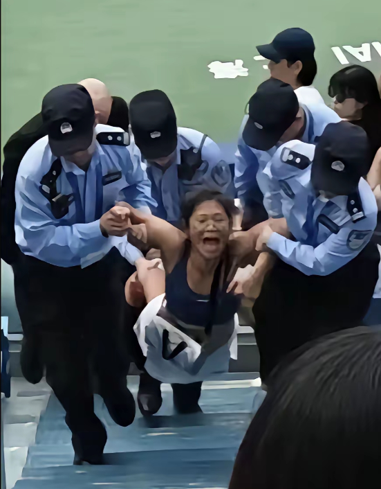 46岁的谢女士，在上海一夜成名。可惜是恶名远扬。最可笑的是她在网球场看台上拿
