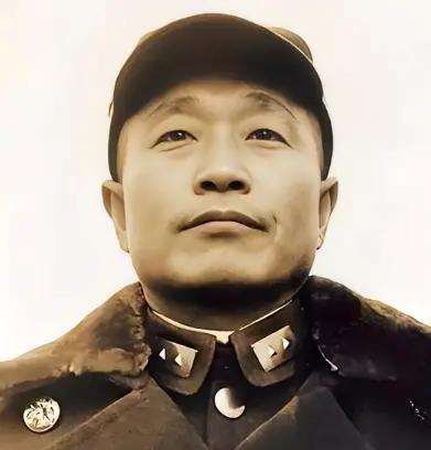 1948年冬，杜聿明部下擒获7名解放军，他随即签令：原地击毙！这关键时候，是一个