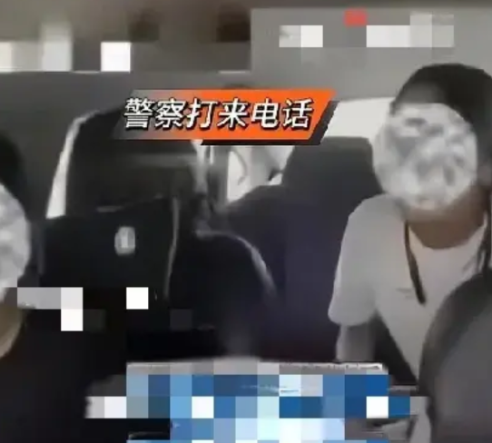 7月17日，湖北武汉，鄂ADx11*9的哥载着一男乘客正在行驶途中，用于导航的手