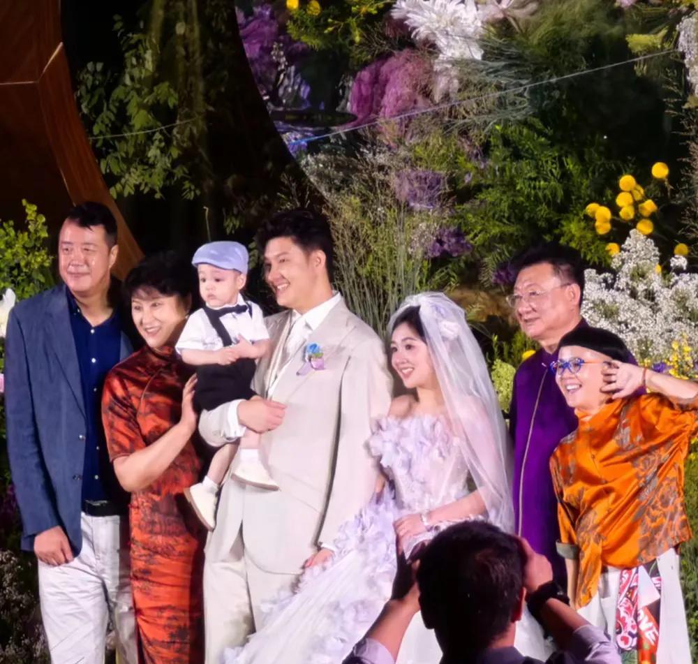 孩子都满地跑了，又补办了婚礼。金龟子王宁的女儿终于穿上了幸福的婚纱，儿子也见证
