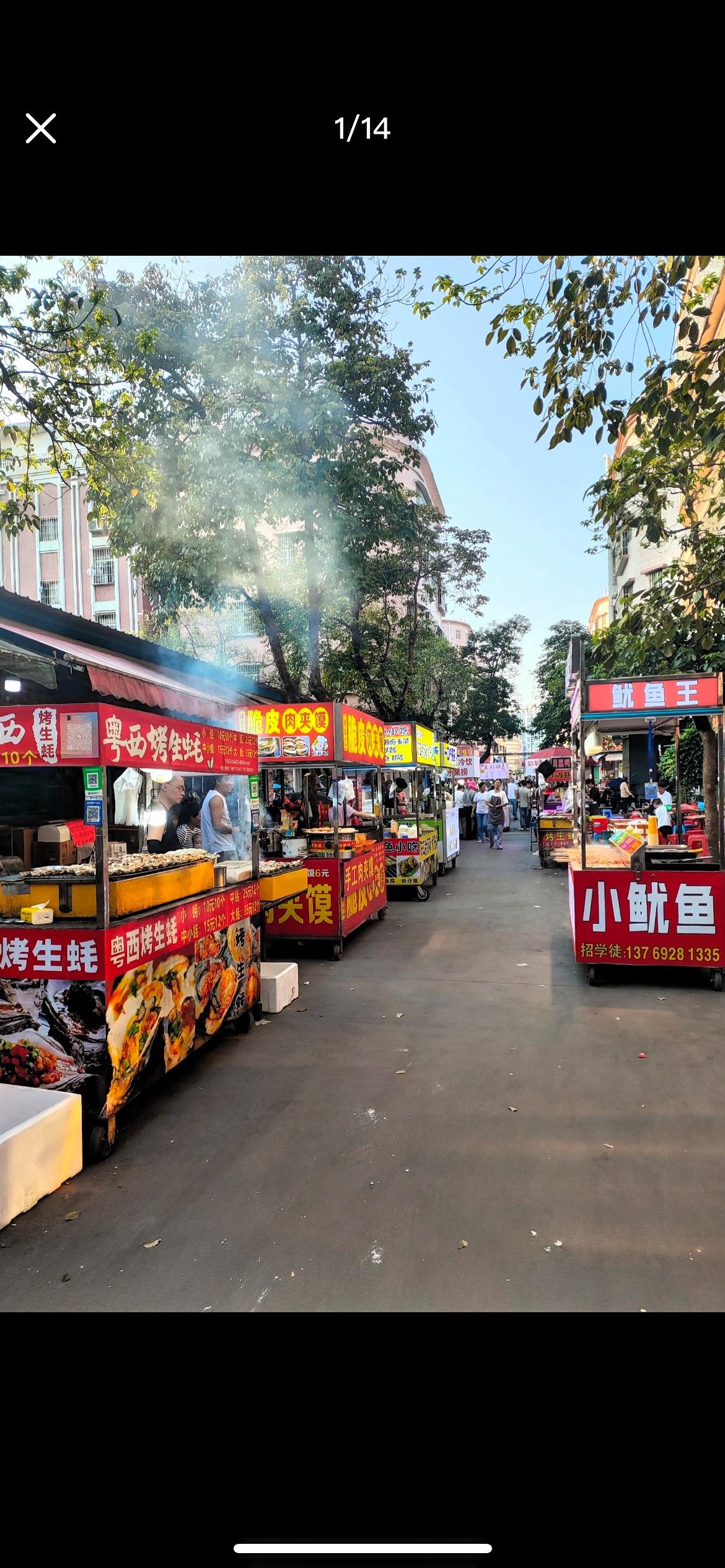 今年逛街算是看明白了：实体店卷到闭店转让，路边摊却多到挤不开，这哪是简单的“摆摊