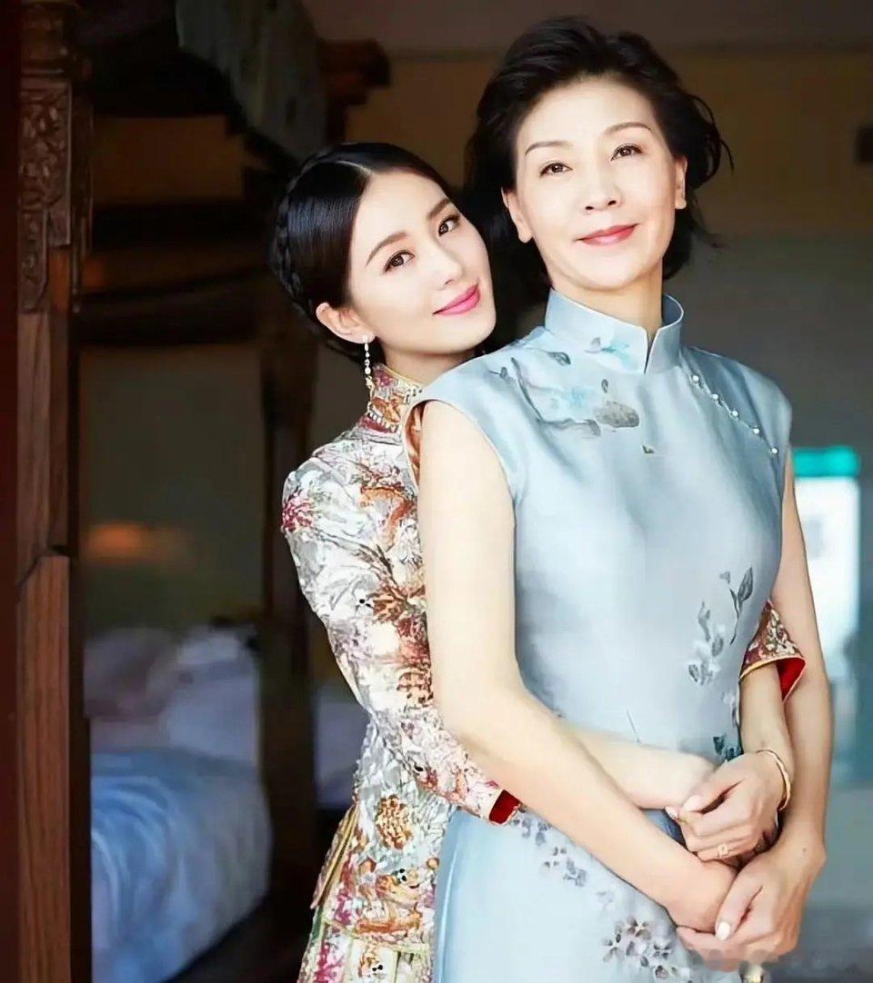 一姐麻麻太好看啦，好大气从容！可以想象一姐以后老了也这么好看