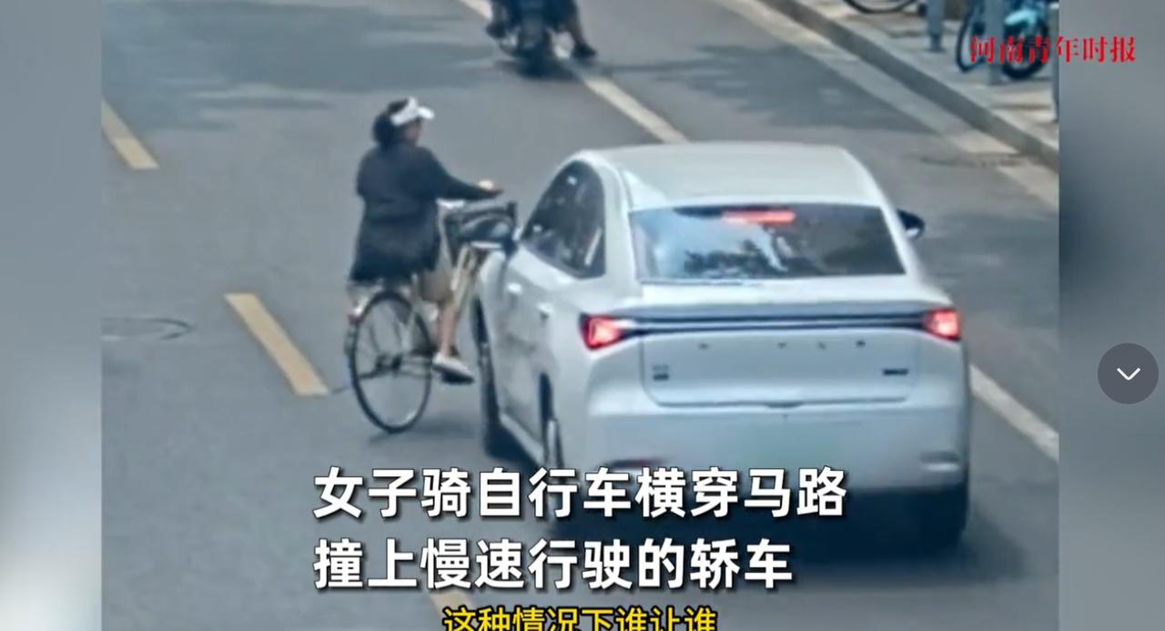 “大快人心！”2025年9月，上海，一女子骑自行车横穿马路，与一辆正常行驶的机动