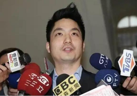 台北市市长、蒋介石的曾孙蒋万安直接把话撂下了！他当着媒体的面斩钉截铁地表示，自己