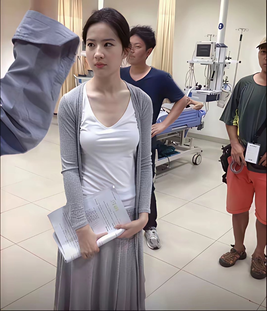 素颜神仙姐姐，来个高手帮我把旁边路人去掉​​​