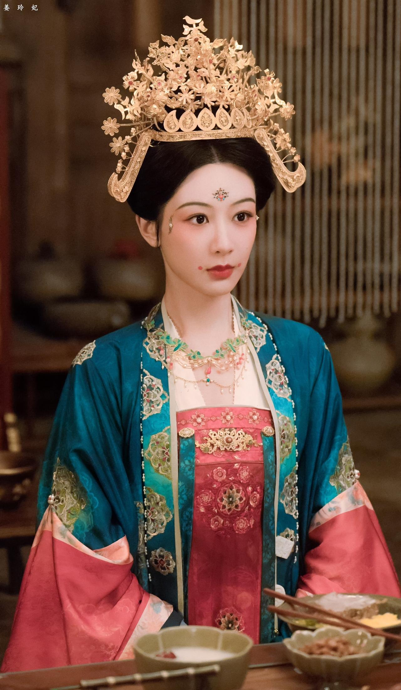 抄袭？白鹿《莫离》大婚造型撞脸杨紫《国色芳华》，不看不知道，一看真的很像啊！