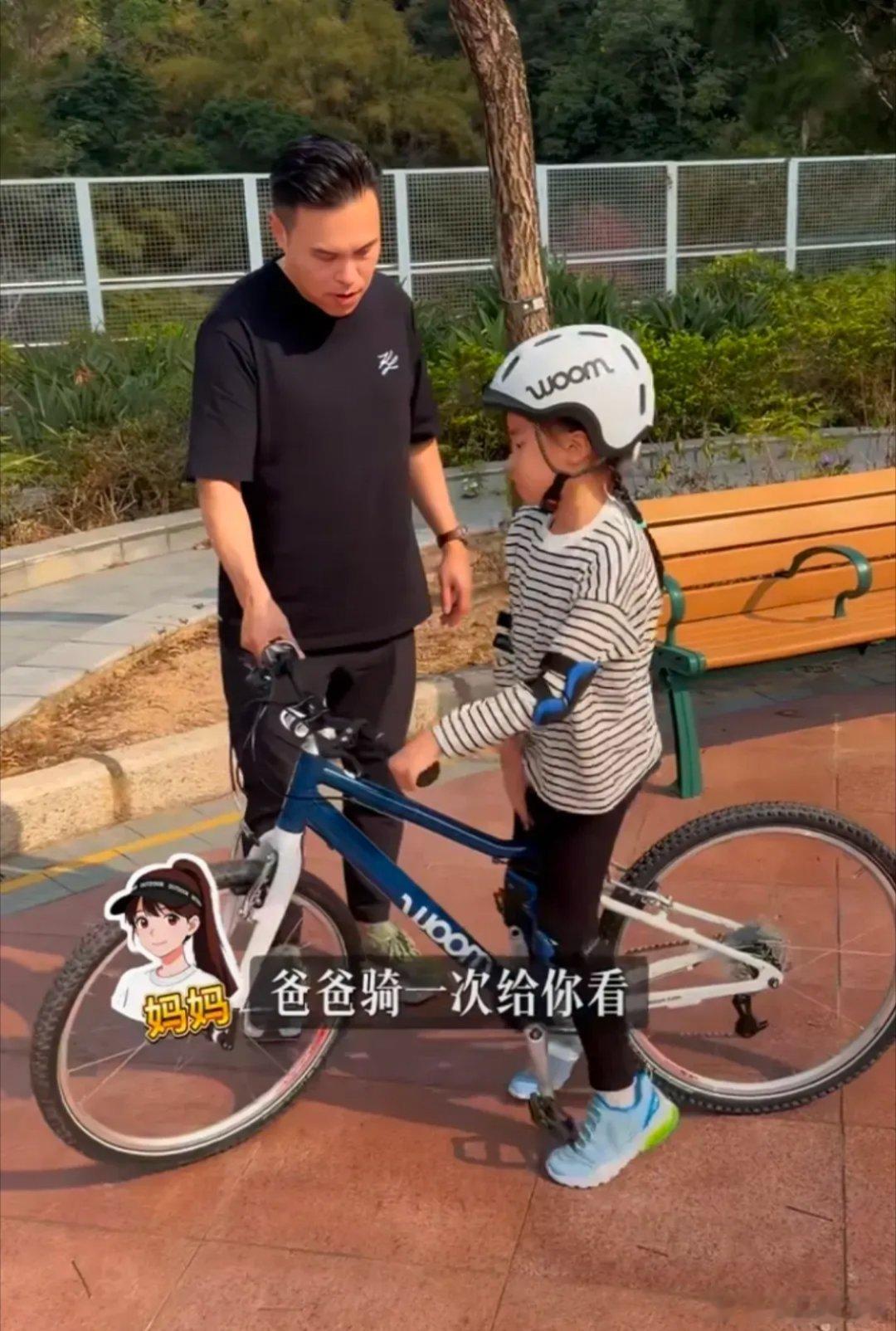 熊黛林和老公郭可颂带双胞胎女儿学骑单车，一家人同框也太幸福了吧～姐妹俩长得完全不