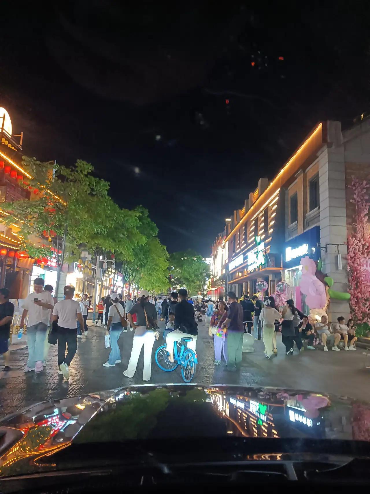 地下车库出来，眼睛一抬，好家伙，户部巷步行街。人山人海的那种步行街。车就