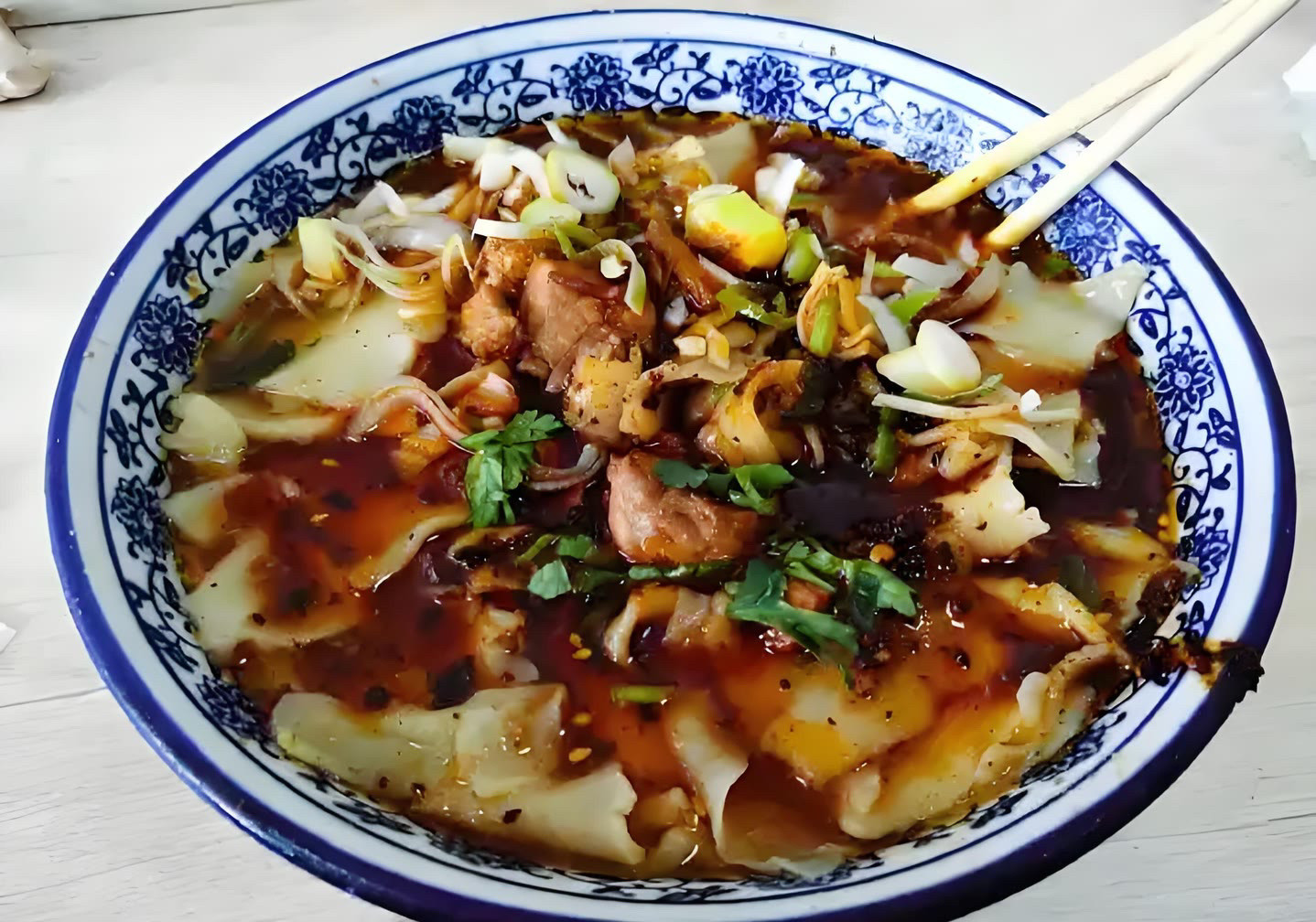 大肉面，一道令人垂涎欲滴的地道美食。面条筋道滑爽，搭配上炖得酥烂入味、肥而不腻的