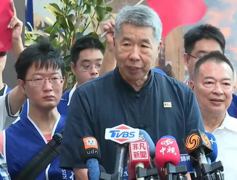 针对被批破坏国民党团结，张亚中表示，“团结是中国国民党的团结，不是权贵的团结。”