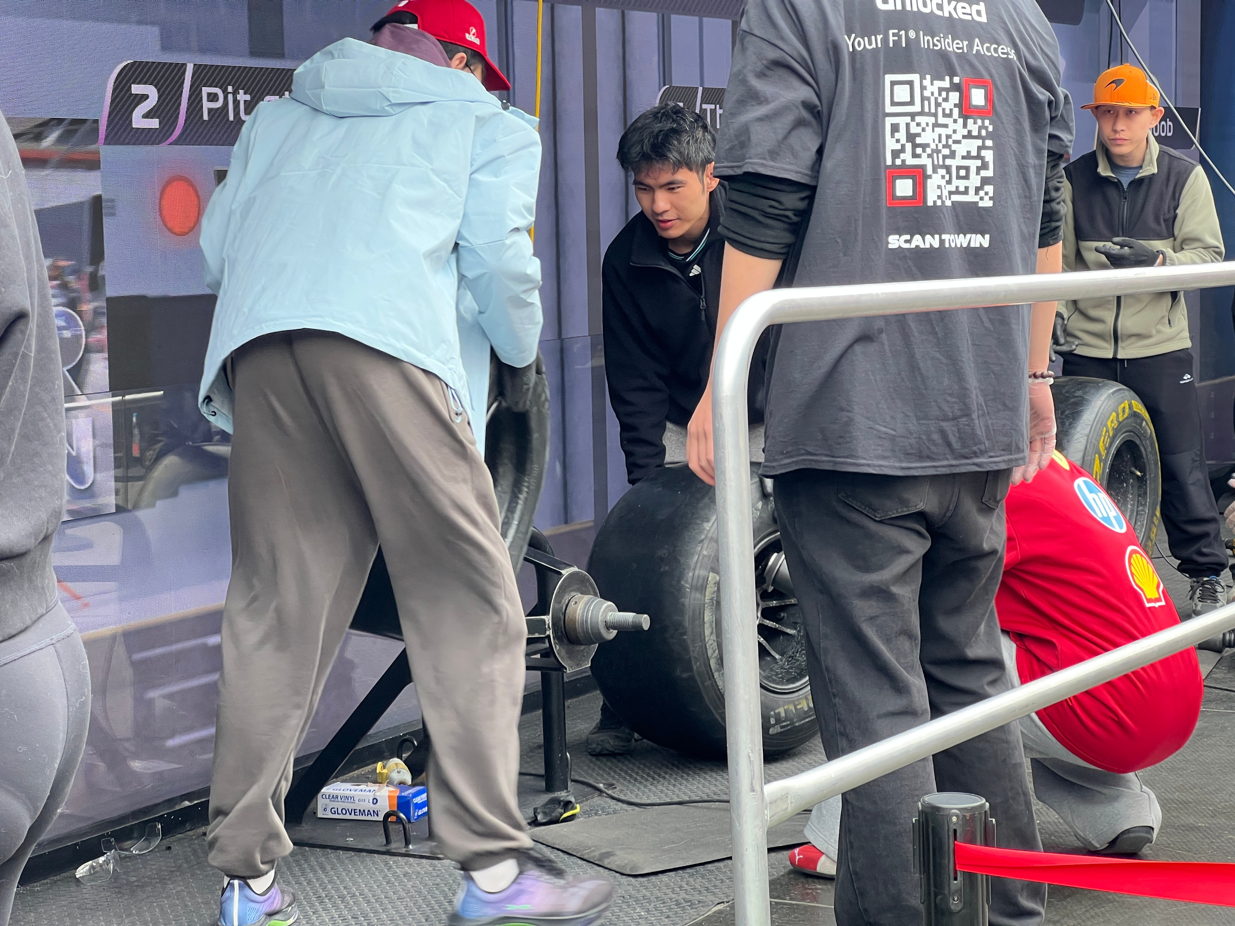 这应该是现场最值得玩的互动区域了，极速换胎体验，我问那一工作人员，这三天最快的