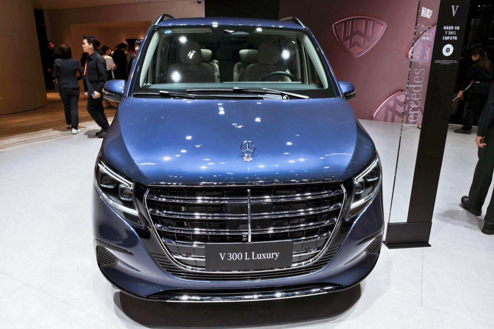 没啥新鲜的，不过看到它的时候泛着淡紫色的光，还以为是新配色，手机拍出来却是蓝色的