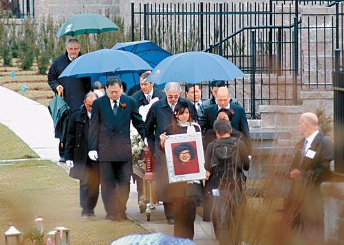 沈殿霞下葬仪式，一张罕见的留影，这张照片拍摄于2008年3月2日，地点是加拿大温