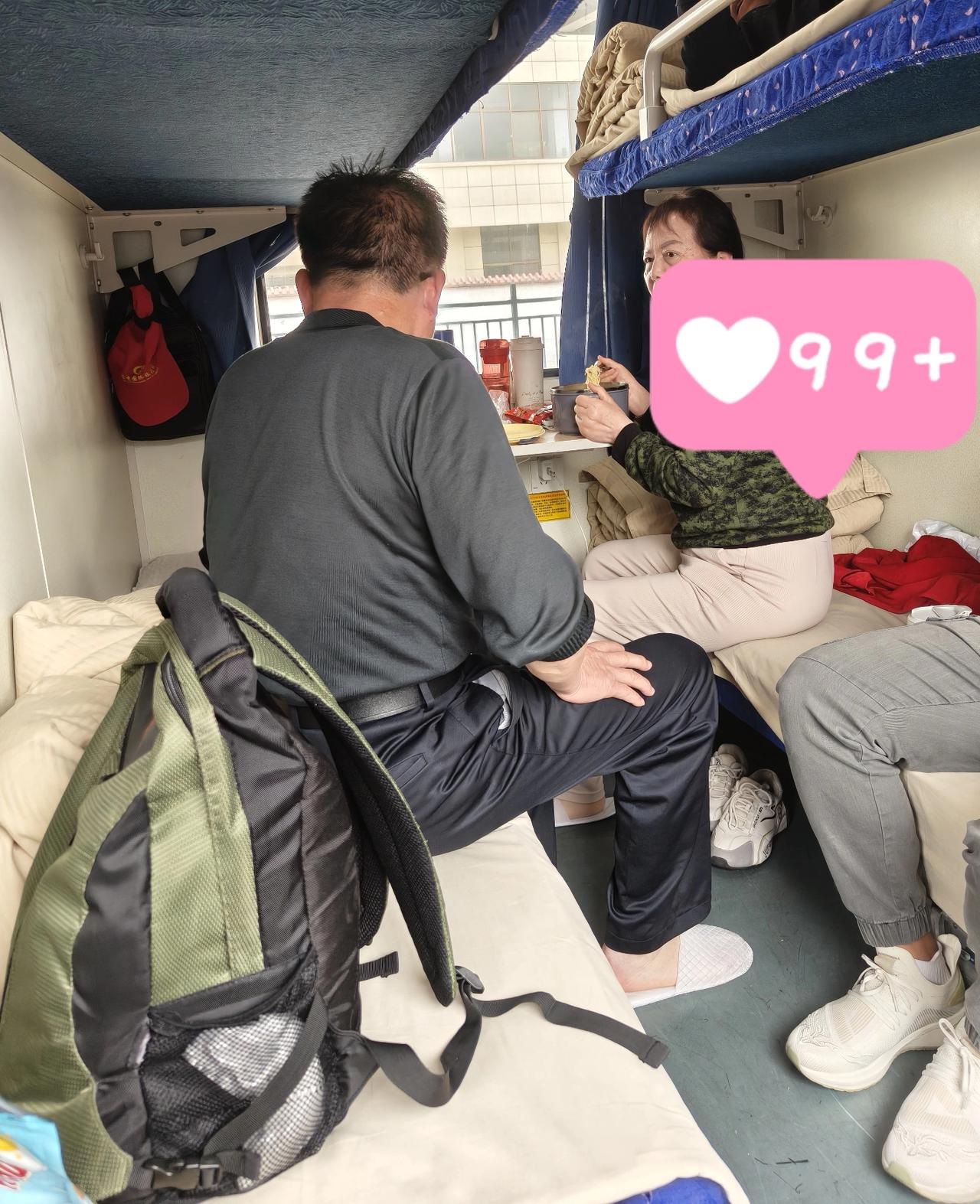 人到老年，相互理解与尊重，在生活中颇为重要。今日在火车上，我邂逅了一对老夫妻，他