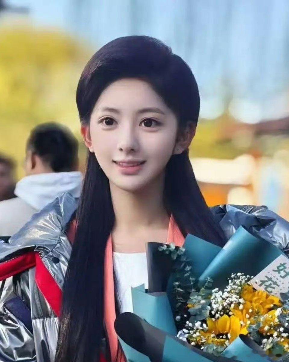 被擦妆5次艺考生开学了终于想起她长的像谁了，像叶珂呀，你们觉得呢？​​​
