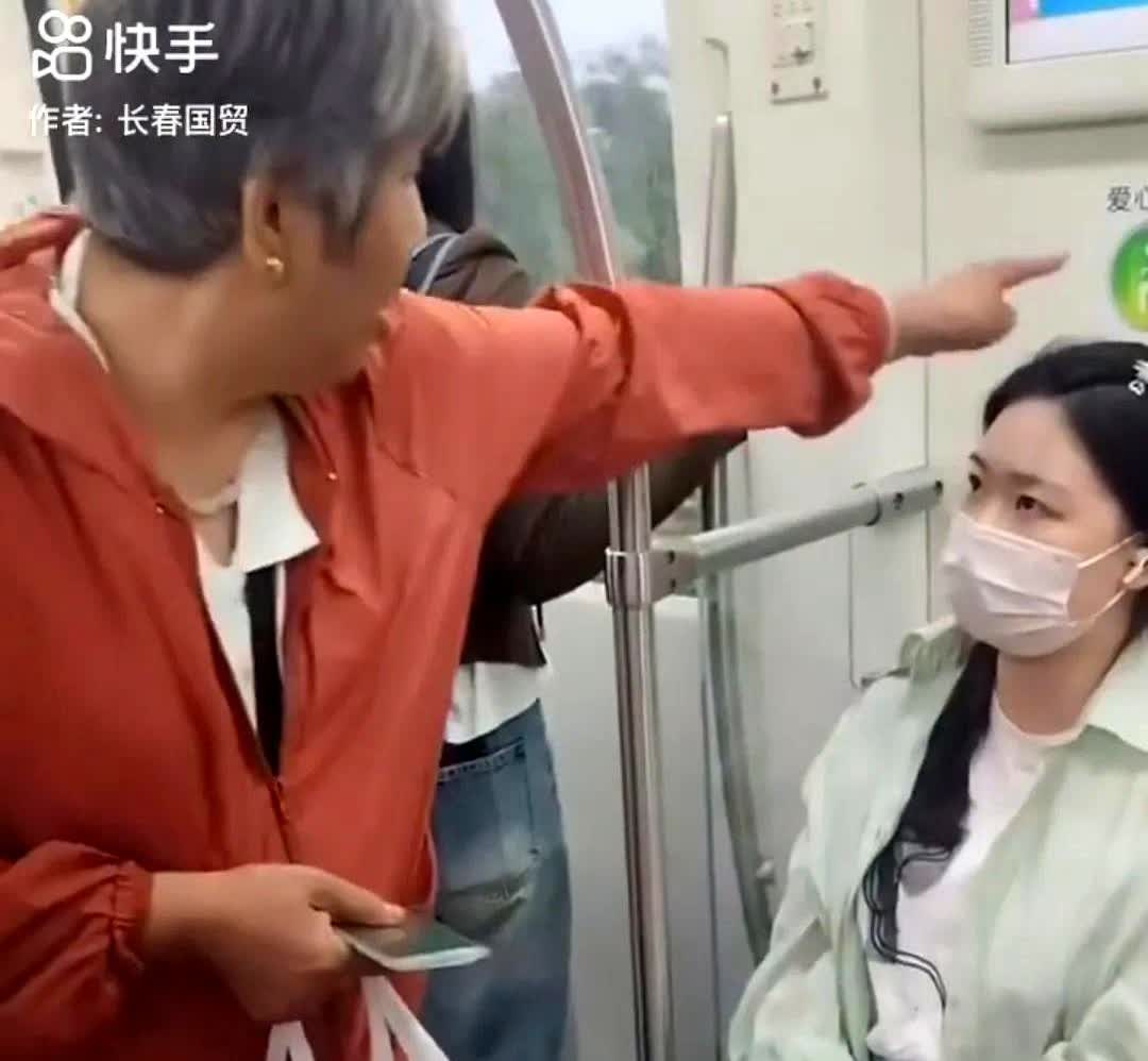 真不明白，年轻人不给老人让座，怎么一车人都在指责老人？还骂老人是“老流氓