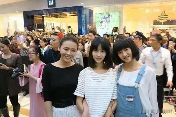 《左耳》时期，马思纯，陈都灵和关晓彤的剧照，那时候三个人都还很青涩，都是小女孩的