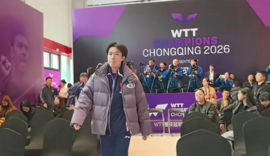 王楚钦就是典型的，“看着不听话，实则很听话。”重庆冠军赛抽签仪式，王楚